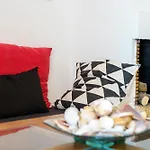 Charming With Sea Views شقة