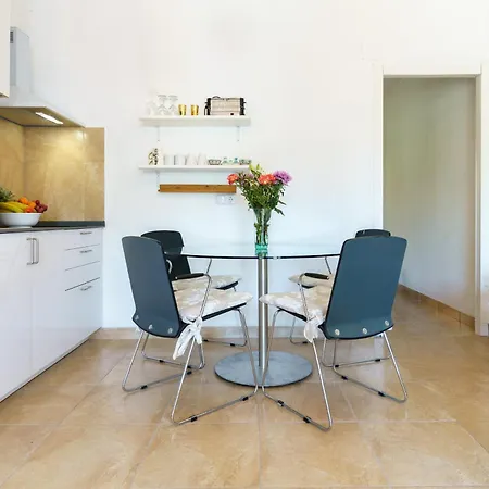 Charming With Sea Views شقة *